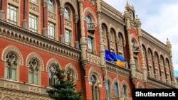 Національний банк України встановив на 13 грудня показник 27 гривень 2 копійки за долар