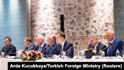 Putinniñ yardımcısı Vladimir Medinskiy yolbaşçılığında Rusiye eyyeti İstanbuldaki muzakerelerde, Türkiye, 2025 senesi mayısnıñ 16-sı