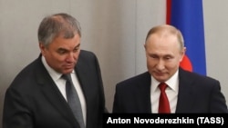Спікер Державної думи Росії Вʼячеслав Володін (л) і президент Росії Володимир Путін, архівне фото