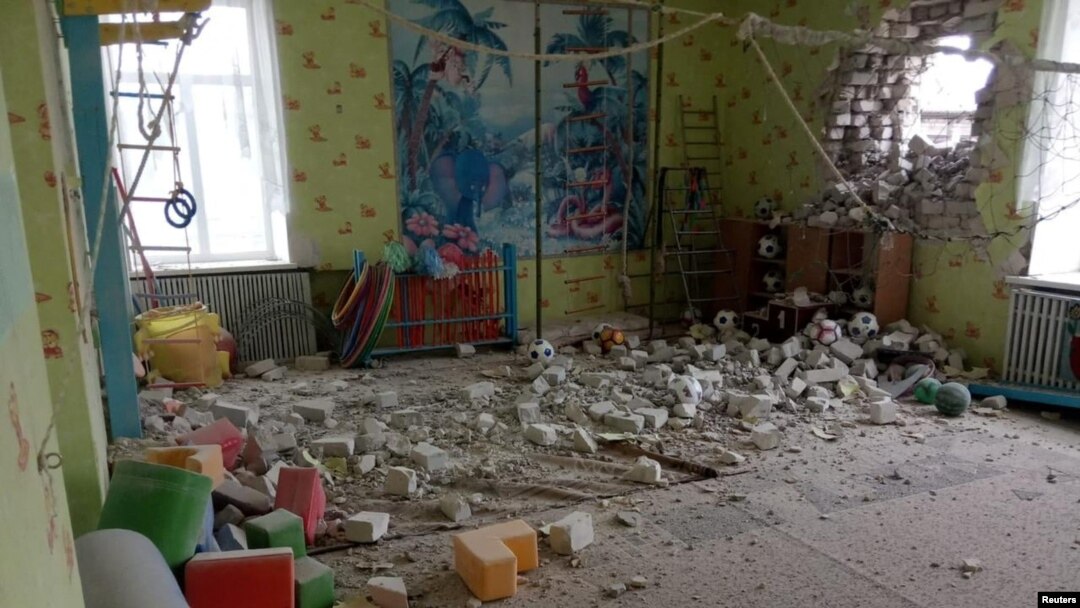 Будівля дитсадка у Станиці Луганській, пошкоджена внаслідок обстрілів 17 лютого