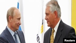 Vladmir Putin i Rex Tillerson