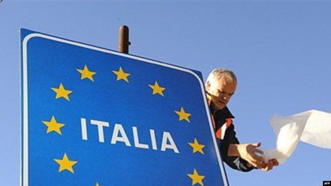 novi znak na granici Italije i Slovenije nakon ulaska ovih zemalja u Šengen zonu