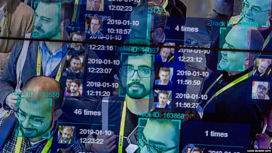 Demonstracija uživo koja koristi vještačku inteligenciju i prepoznavanje lica u zbijenoj gomili firme tehnološkoj konvenciji u Las Vegasu u januarau 2019.
