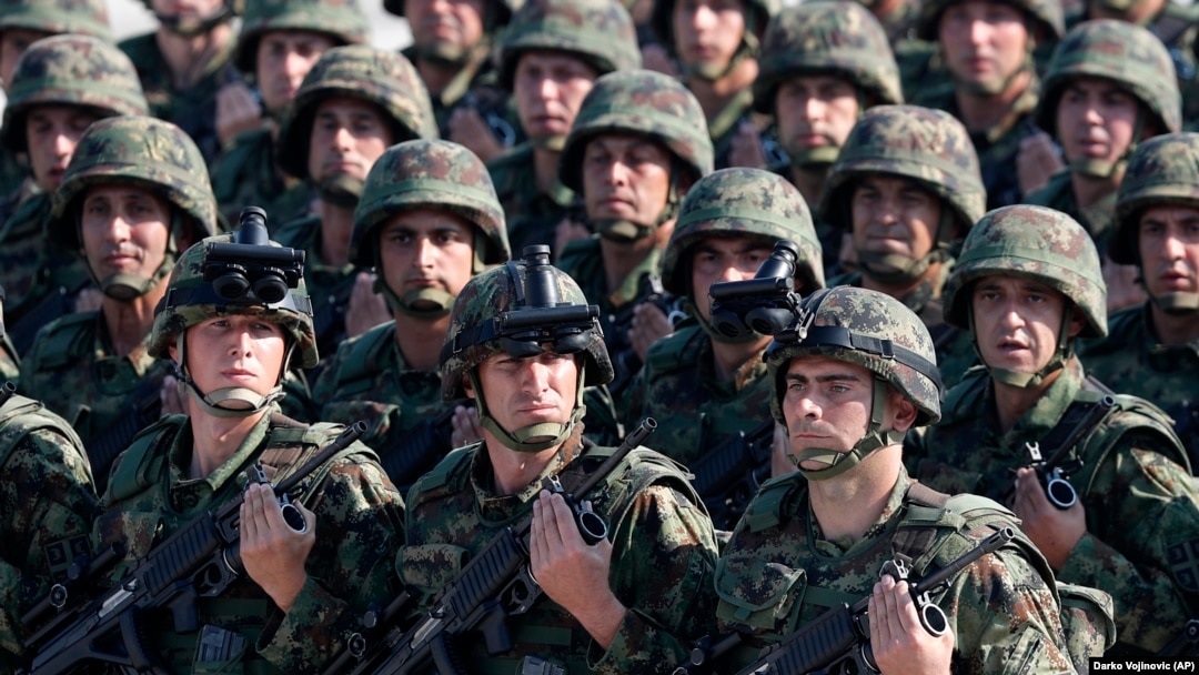 Vojnici Vojske Srbije tokom vojne parade na vojnom aerodromu Batajnica kod Beograda, 19. oktobra 2019.