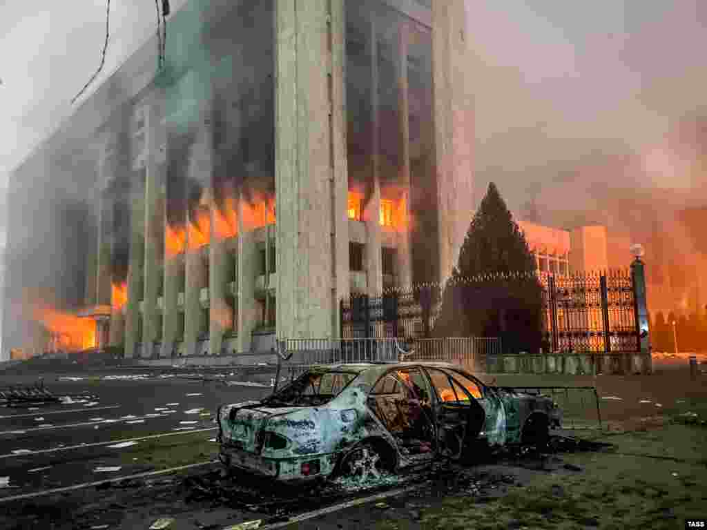 The mayor's office in Almaty burning on the evening of January 5. 