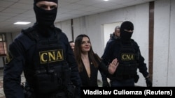 Evghenia Guțul escortată în clădirea instanței din Chișinău, 9 aprilie 2025