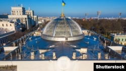 Арахамія уточнив, що, крім питання про відставку голови Нацбанку, на позачерговому засіданні можуть також розглянути «питання про голову Антимонопольного комітету»