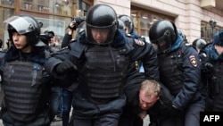 Силовики затримають чоловіка в центрі Москви, 2 квітня 2017 року