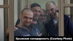 Білял Аділов – другий ліворуч. Також на фото: Владлен Абдулкадиров (л); Фарход Базаров (2-й п) і Рустем Шейхалієв (п) у Кіровському райсуді Ростова-на-Дону, 14 травня 2019 року