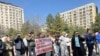 Жер кодекси тууралуу мыйзамга каршы чыккан адамдар. Бишкектеги Максим Горький атындагы бакча. 1-апрель, 2025-жыл.