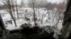 Іграшки біля вікна зруйнованої внаслідок бойових дій квартири. Донецьк. 9 грудня 2014 року