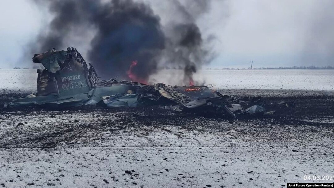 Оприлюднене пресслужбою ООС фото, на якому, як стверджують, залишки штурмового літака ВПС Росії в полі біля міста Волновахи на Донеччині, 4 березня 2022 року