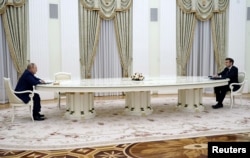 Pe 7 februarie 2022, în vizita sa de la Moscova, Emmanuel Macron a stat la o distanță considerabilă de Vladimir Putin.