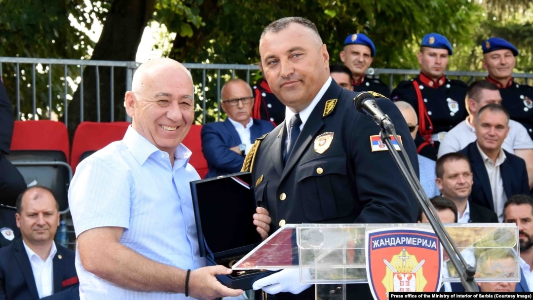 Goran Guri Radosavljević (levo) bivši srpski komandant Žandarmerije Srbije od 2001. do 2004. godine prima plaketu od komandanta Žandarmerije Dejana Lukovića na centralnoj manifestaciji povodom obeležavanja Dana žandarmerije u Novom Sadu, 30. juni 2021. 