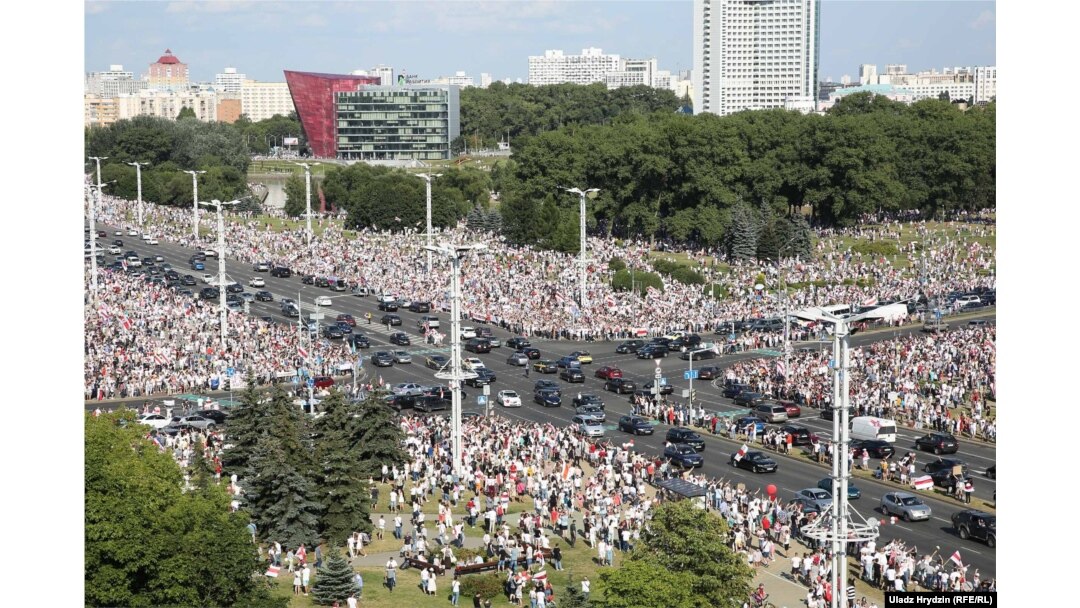 «Марші Свободи» у Білорусі: фото з мирних протестів у Мінську, Гомелі, Вітебську та Гродні (фоторепортаж)