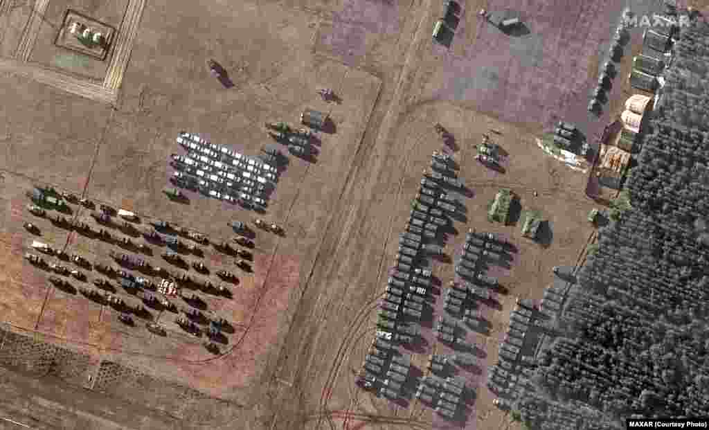 Транспортні засоби на аеродромі під Мозиром, 22 лютого 2022 року,&nbsp;Satellite image &copy;2022&nbsp;Maxar Technologies