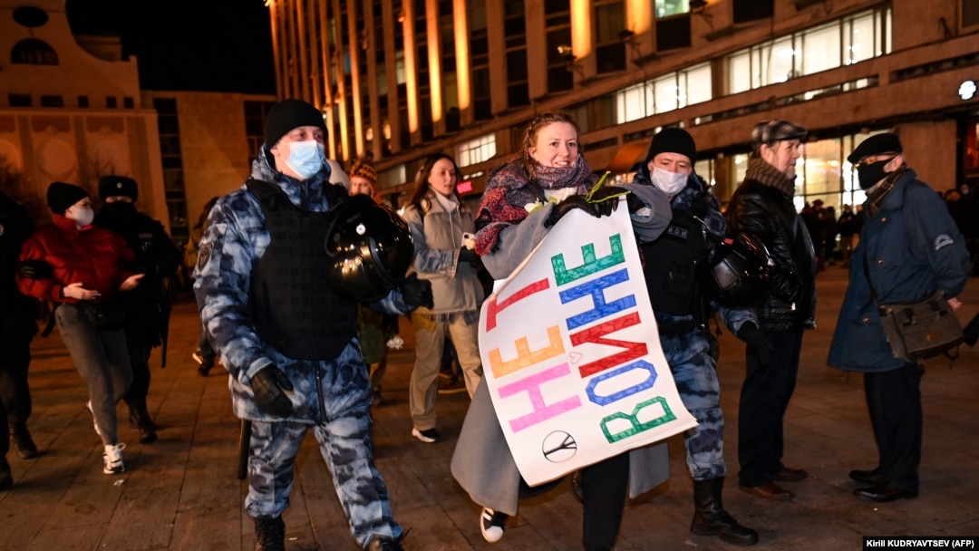 Policija hapsi demonstrante u Rusiji na protestima održanim na početku ruske invazije na Ukrajinu, 24. februar 2022. 