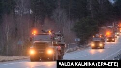 Конвой британської броньованої техніки прямує через Лієпупе. Латвія, 25 лютого 2022 року