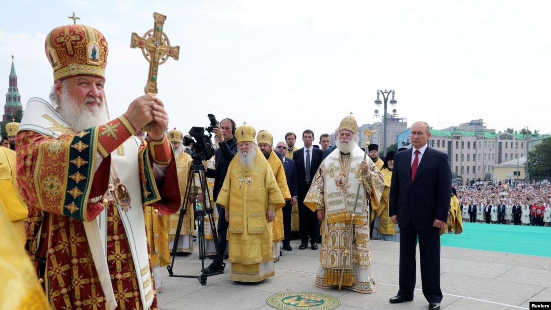 Ruski predsjednik Vladimir Putin (krajnje desno) i poglavar Ruske pravoslavne crkve patrijarh Kiril (krajnje lijevo) na ceremoniji obilježavanja 1030-te godišnjice hrišćanstva u Rusiji, Moskva 28. juli 2018. 