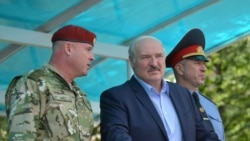 Претседателот на Белорусија Александар Лукашенко и министерот за внатрешни работи Јури Карајеу (Д) ја посетија базата на специјалните сили на Министерството за внатрешни работи во Минск, 28 јули 2020 година