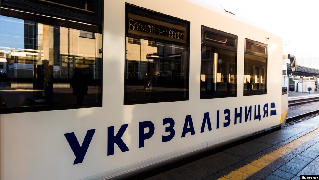 У залізниці додали, що пасажирів, які за форс-мажорних обставин не встигли на свої рейси, з тим же квитком саджають на наступний рейс того ж напрямку
