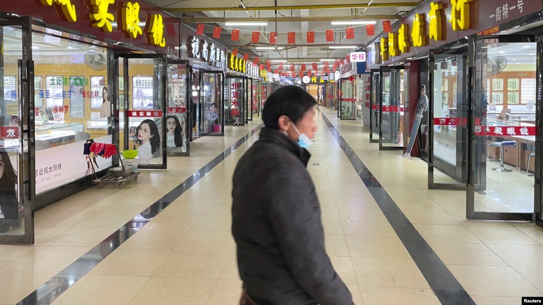 Godinu dana kasnije - prodavnice otvorene u kineskom gradu Wuhan, gde je po prvi put identifikovan korona virus. Zabeleženo 20. decembra 2020.
