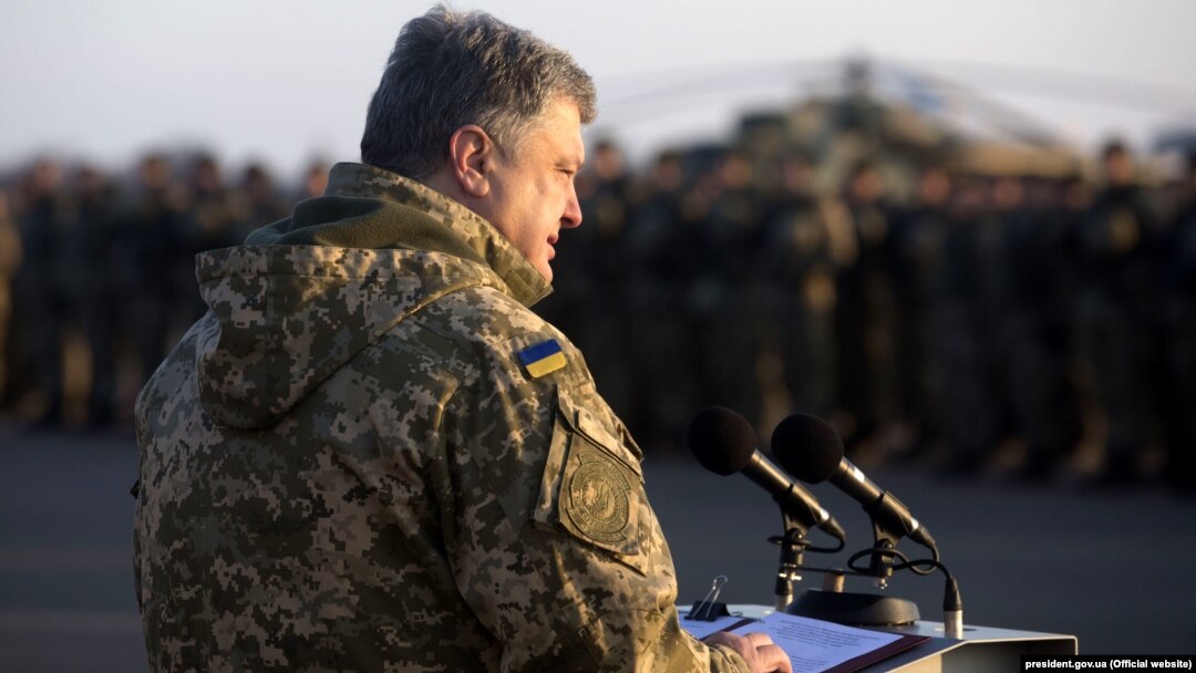 Президент Украины Петр Порошенко выступает перед военными.
