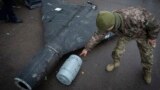 Украинский военный осматривает сбитый ранее беспилотник Shahed, иллюстративная фотография