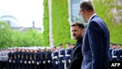 German Chancellor Friedrich Merz (right) welcomes Ukrainian President Volodymyr Zelenskyy as he arrives in front of the Chancellery in Berlin on May 28.