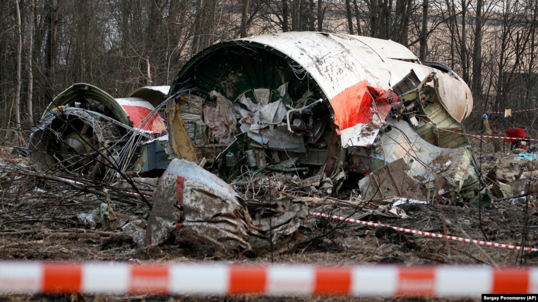 Epava avionului prezidențial polonez care s-a prăbușit la Smolensk, în vestul Rusiei, pe 10 aprilie 2010. Toate cele 96 de persoane aflate la bord au murit, de la președintele Lech Kaczynski până la conducerea militară a țării.
