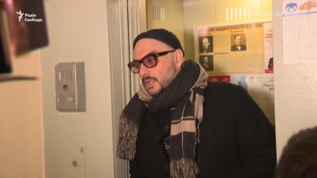 У Росії режисер Кирило Серебренников вийшов з-під домашнього арешту – відео