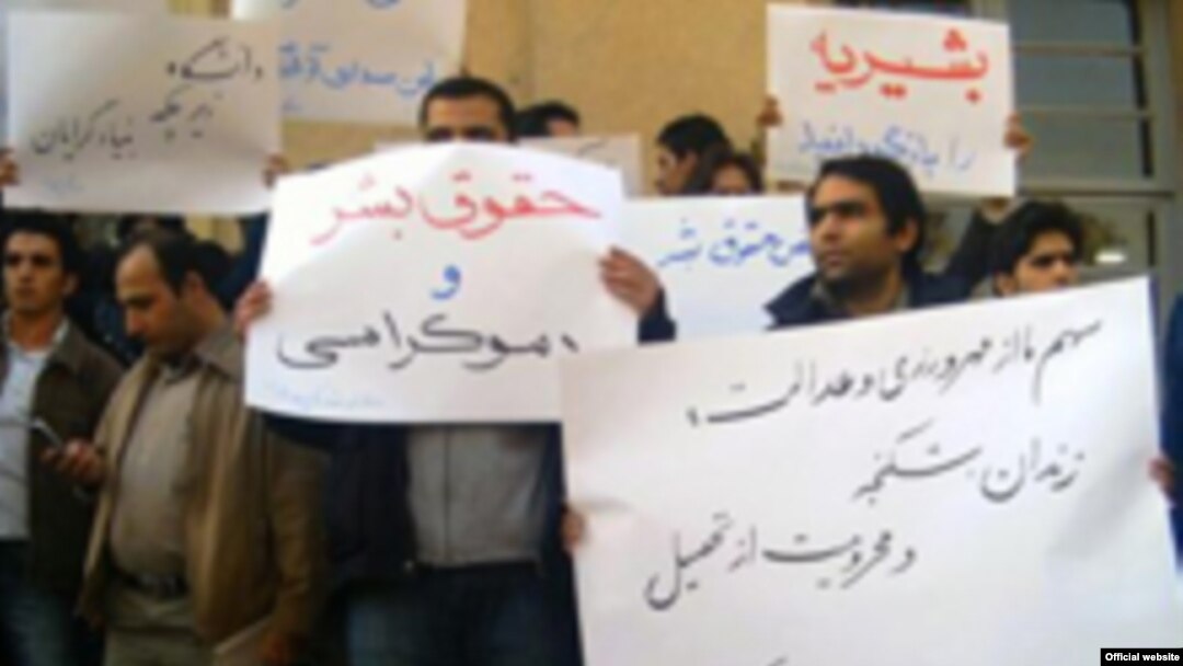 پس از تجمع اعتراضی دانشجویان در دانشگاه تهران وزارت اطلاعات ده ها دانشجو را بازداشت کرد