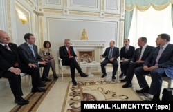 Іярданідзі паміж Уладзімірам Пуціным і Сяргеем Лаўровым. 2013