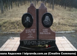 Пам'ятний знак, встановлений з нагоди історичної зустрічі 30 жовтня 1708 року та військово-політичних перемов видатних державних діячів України і Швеції – гетьмана Івана Мазепи і Карла XII. Село Дігтярівка, Чернігівська область