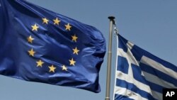 Zastave Grčke i EU, a u pozadini Akropolj, Atina, 11. jul 2011.