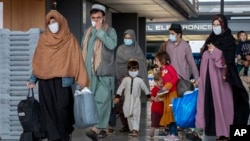 Familiile evacuate din Kabul, Afganistan, trec prin terminal după ce au ajuns pe Aeroportul Internațional Washington Dulles în septembrie 2021. (fotografie de arhivă)