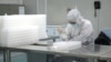 Kineski medicinski tehničar u laboratoriji pravi nove setove potrebne za testiranje novog korona virusa, Gangžou, Kina, 28. januar