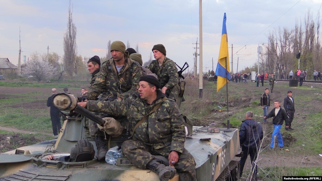 Украинские военные недалеко от Краматорска. 16 апреля 2014 года.