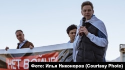 Марк Серов Батумидагы митингта, 2024 елның ноябре. Фото авторы: Илья Никоноров