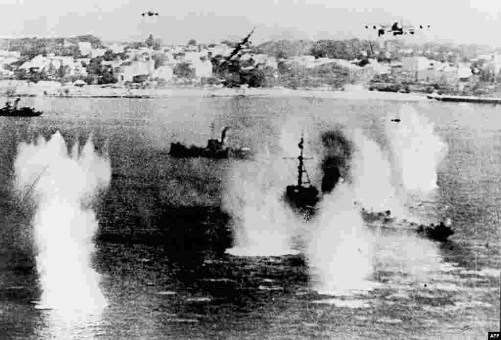 На цьому фото, зробленому 6 червня 1944 року, німецькі винищувачі атакують союзні кораблі. Це найбільш масований натиск у Другій світовій війні. Після цього почалася висадка людей і припасів на узбережжя північної Франції 