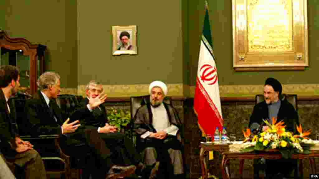 پس از آن بود که ایران پذیرفت که غنی‌سازی اورانیوم را به طور داوطلبانه متوقف کند و به گفت‌وگو بر سر برنامه هسته‌ای خود ادامه دهد.