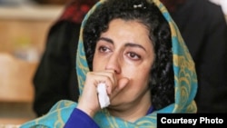 نرگس محمدی که به ۱۶ سال حبس محکوم شده، در زندان به ویروس کرونا مبتلا شده است.