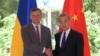 Ministrul de externe ucrainean Dmitro Kuleba, alături de omolokgul său chinez Wang Yi, miercuri 24 iulie, în timpul vizitei pe care o face în China.