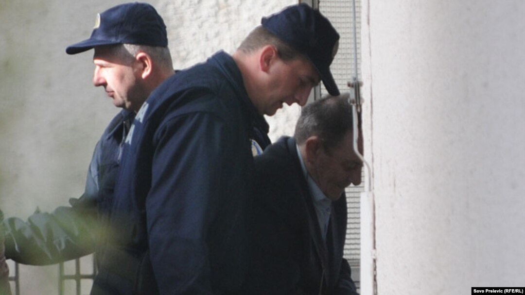 Jedan od osuđenih u pratnji policije ispred suda u Podgorici - april 2011.
