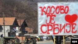 Vozila danskog kontingenta KFOR-a na putu u selu Zubin Potok