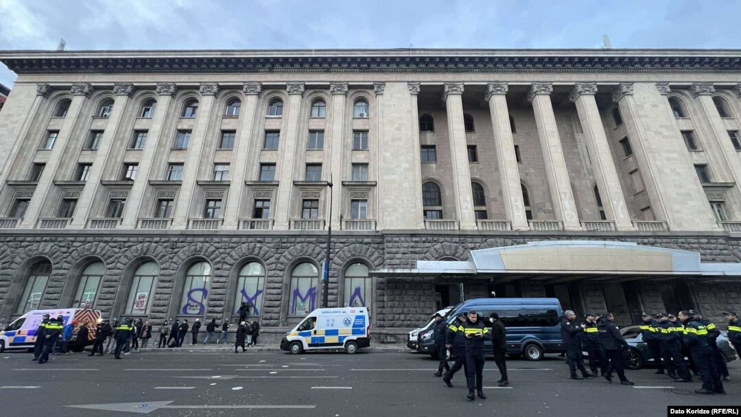 Організатори вирішили, що сьогодні учасникам мітингу слід розійтися, відпочити і розробити новий план упродовж дня