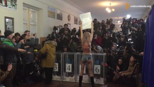 Я не встиг розгледіти – Кличко про «протест» «Фемен» на дільниці (відео)