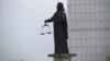 Türkmenistanyň Adalat ministrliginiň öňünde dikilen heýkel. Illýustrasiýa suraty. Arhiwden alyndy.