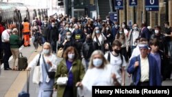 Prolaznici nose zaštitne maske na stanici Kings Kros, tokom epidemije korona virusa u Londonu (arhivska fotografija: 12. jul 2021. godine)