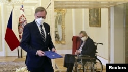 Урочиста церемонія призначення нового прем'єра проходила не за класичних обставин – президент Земан сидів у спеціальному скляному боксі, аби не заразити вірусом усіх присутніх